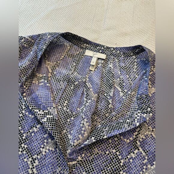 Beautiful lavender snake print silk blouse by joie in size small Business - Picture 4 of 11